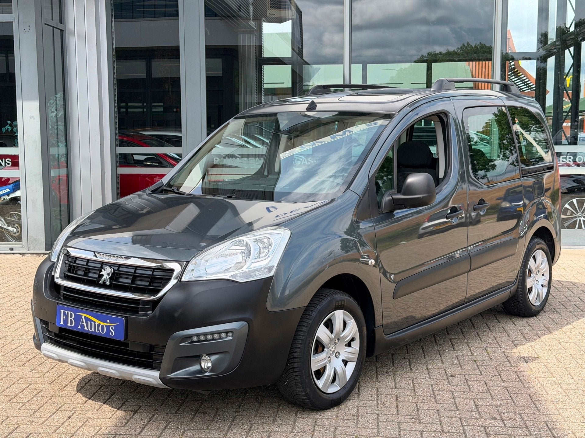Peugeot Partner Tepee 1.2 PureTech Active Airco Cruise Navi, Auto's, Peugeot, Voorwielaandrijving, Stof, Gebruikt, 1199 cc