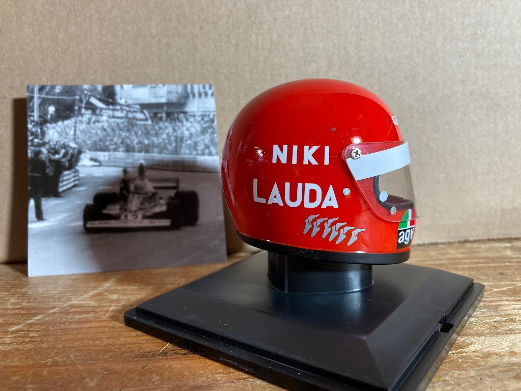 ✅ Niki Lauda 1975 helm 1:5 Spark Ferrari World Champion F1, Verzamelen, Automerken, Motoren en Formule 1, Ophalen of Verzenden
