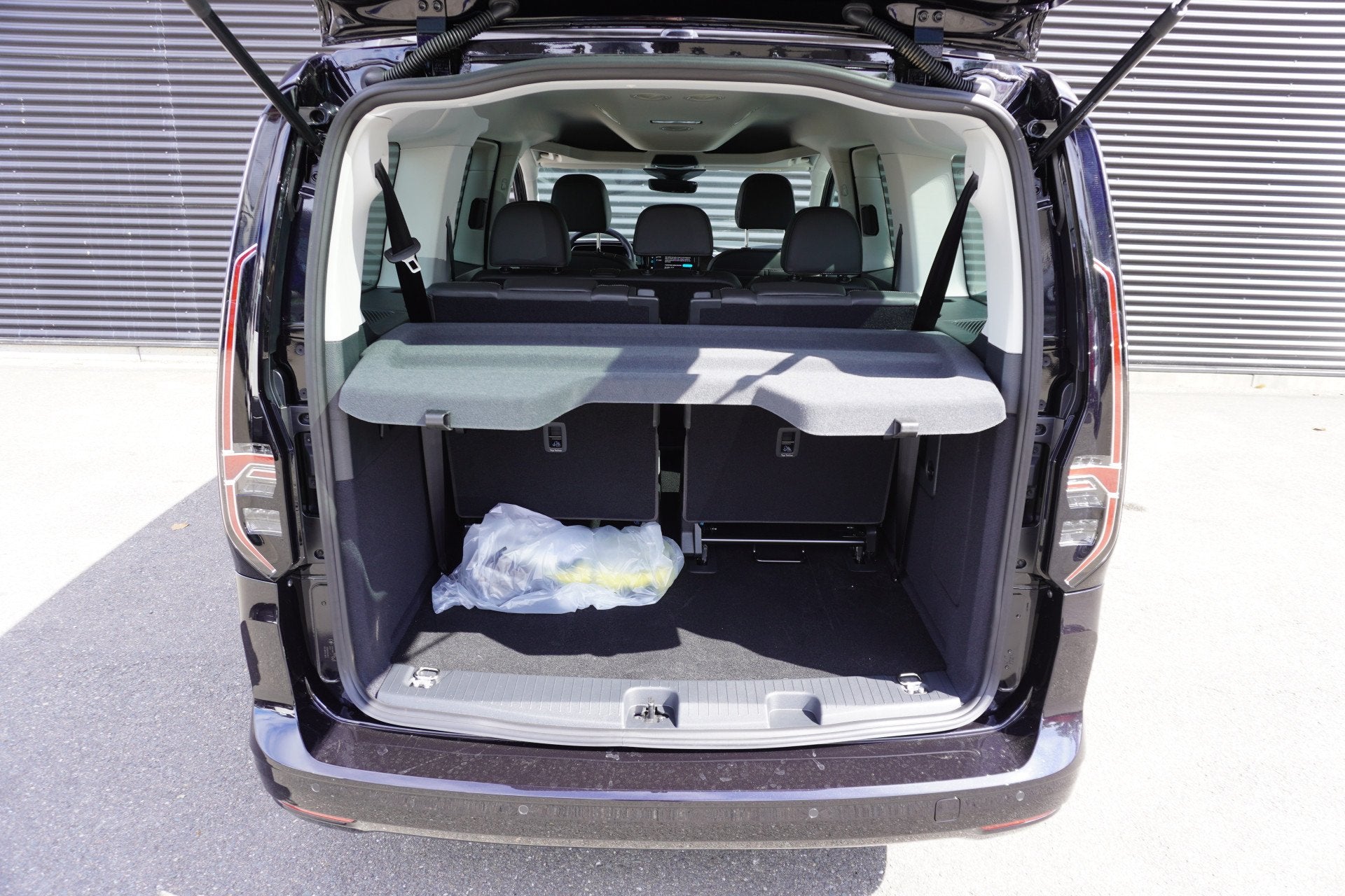 Volkswagen Caddy Maxi L2 150pk Plug-in Hybride Style Automaa, Auto's, 4 cilinders, 150 pk, 7 stoelen, Zwart