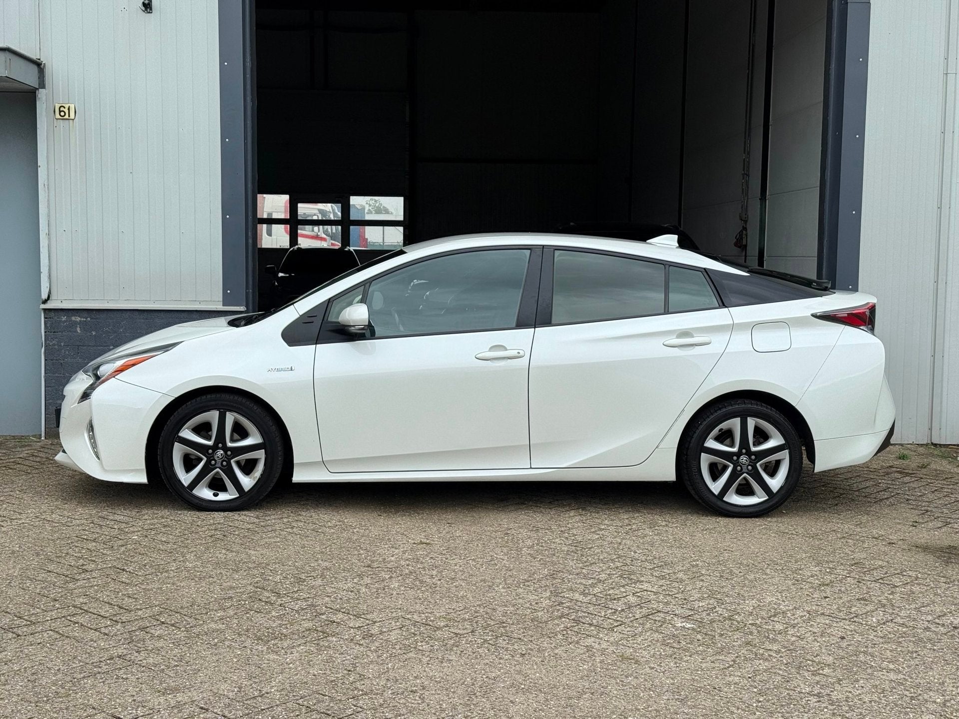 Toyota Prius 1.8 Dynamic Full Hybrid Camera Dealer OH NAP!, Auto's, Dealer onderhouden, Stof, Wit, Bedrijf