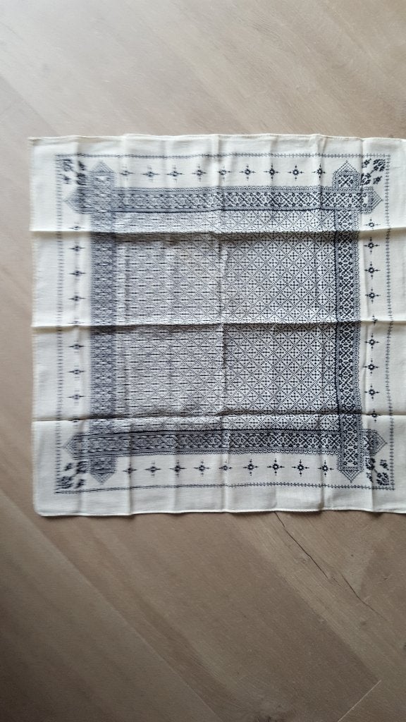 sjaaltje / bandana beige / zwart 52 x 52 cm., Ophalen of Verzenden, Zo goed als nieuw, Maat 38/40 (M), Sjaal