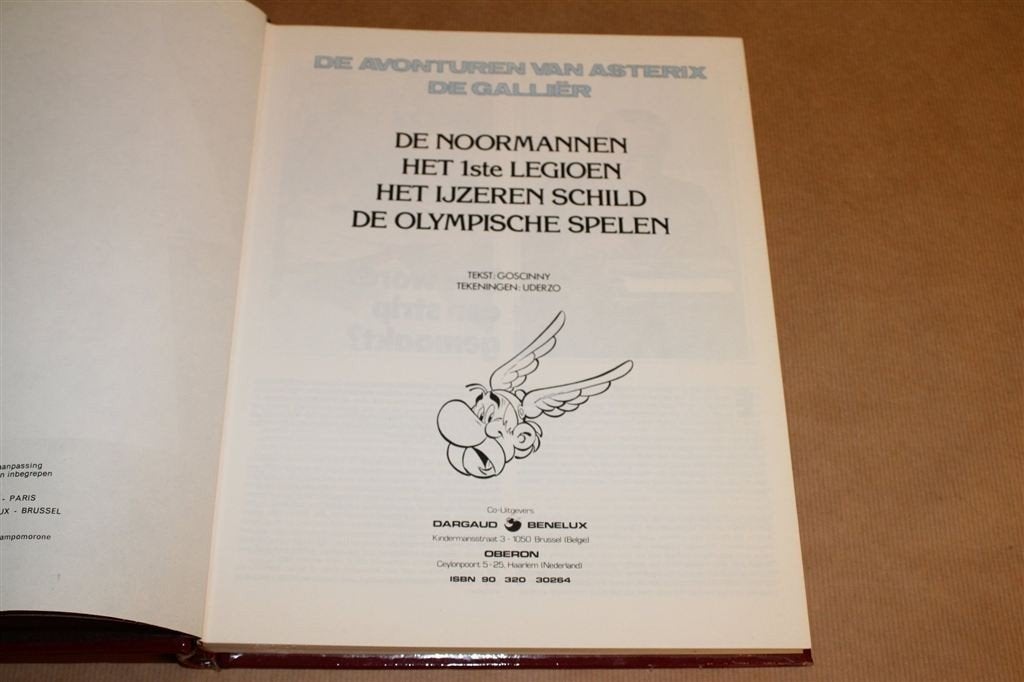 Asterix De Galliër — 4 Klassieke Verhalen In 1 Band, Eén stripboek, Ophalen of Verzenden, Gelezen