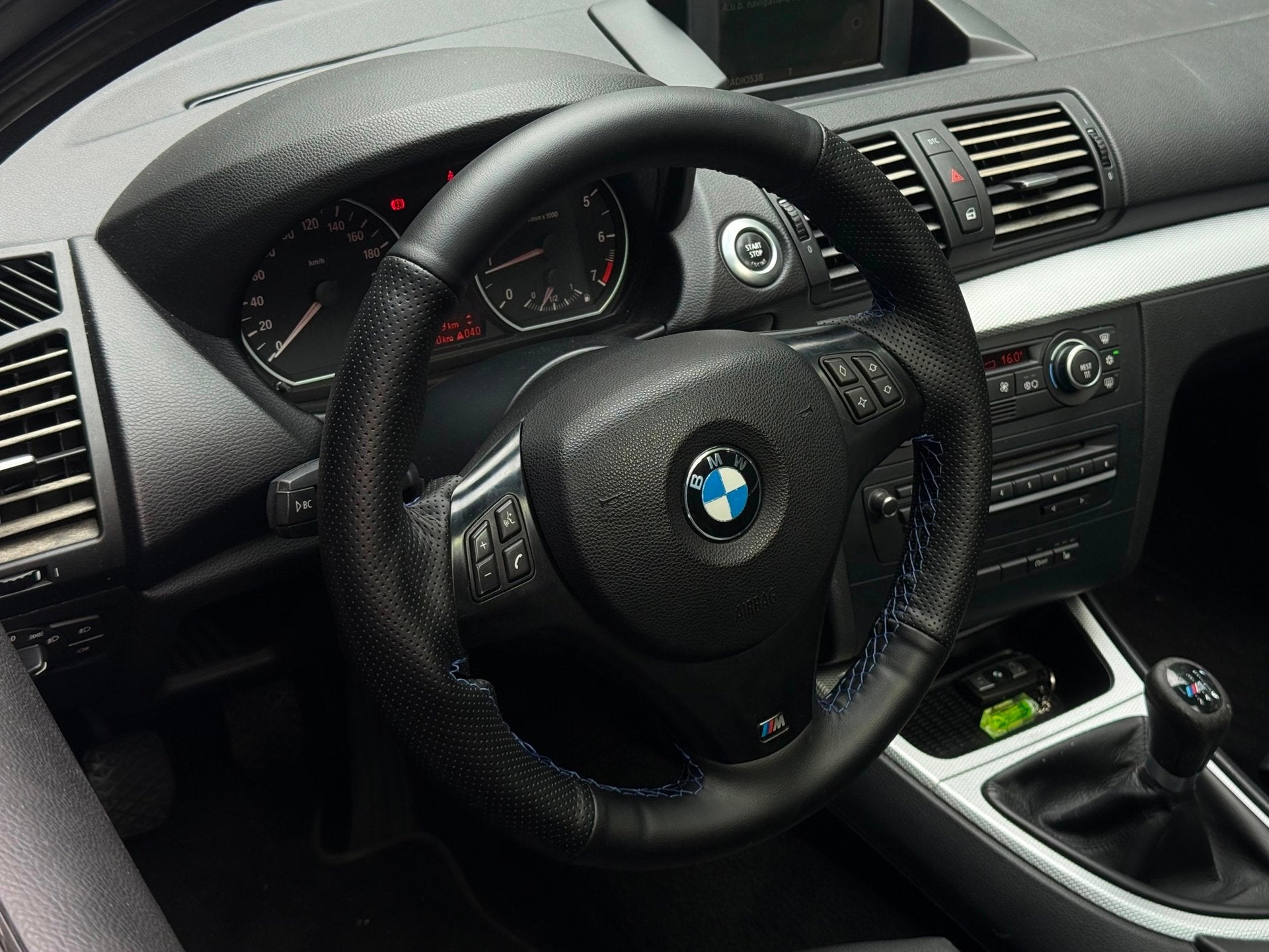 BMW 1-serie 118i High Executive M-PAKKET/DAKJE/MEMORY/PDC/NA, Auto's, BMW, 1-Serie, Achterwielaandrijving, Zwart, Blauw