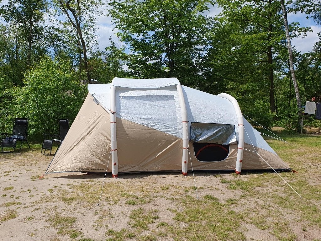 Ruime opblaasbare familietent - 5 personen, Caravans en Kamperen, Ophalen, Zo goed als nieuw, Tot en met 5