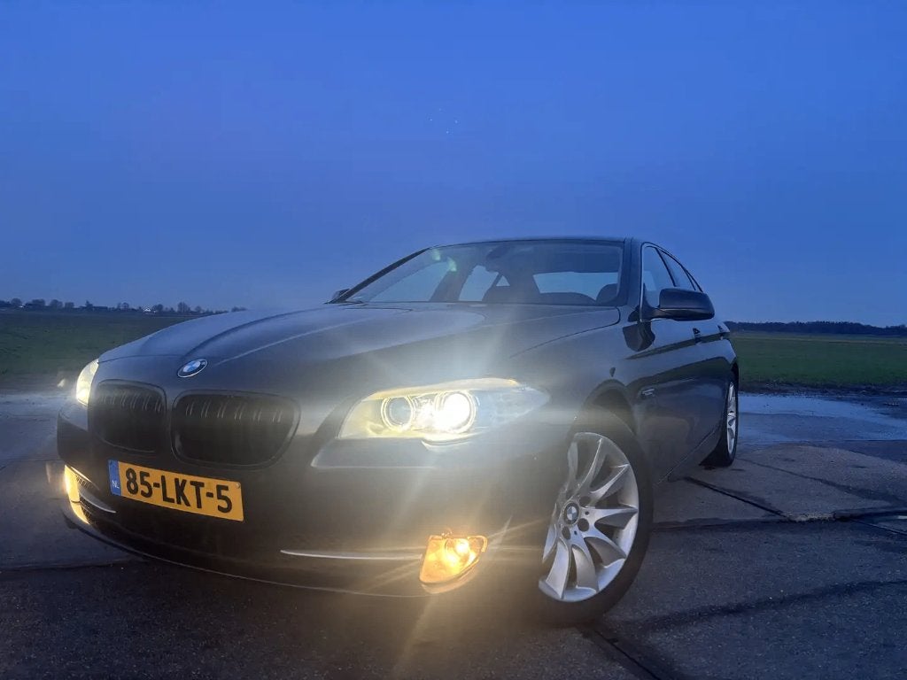 BMW 5-Serie 3.0 I 523 AUT CARPLAY €5.000 recent onderhoud, Euro 5, Achterwielaandrijving, Zwart, 2000 kg