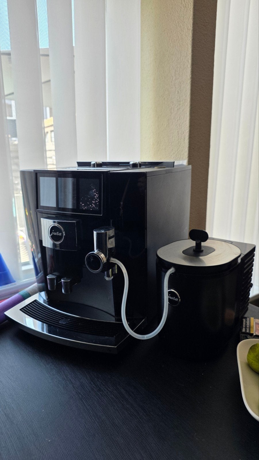 Jura J8 Twin met melkkoeler - Zo goed als nieuw, 1 jaar gara, Witgoed en Apparatuur, Koffiezetapparaten, Ophalen