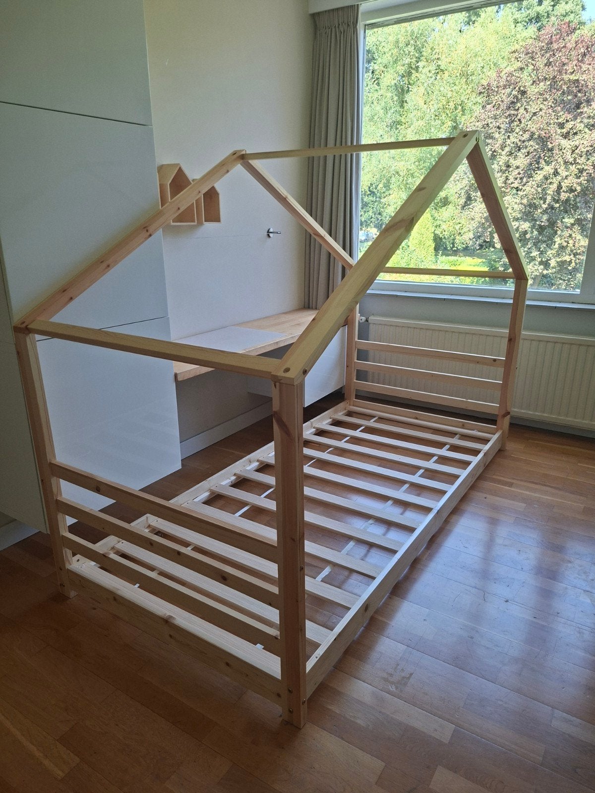 Houten HUIS bed, 90 x 200 cm, inclusief lattenbodem, Ophalen, 85 tot 100 cm, Zo goed als nieuw, Lattenbodem