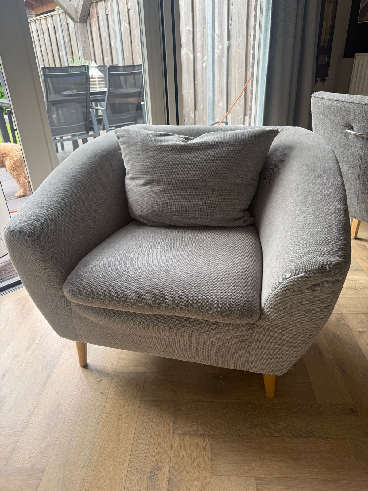 Comfortabele grijze fauteuil met lichte gebruikssporen, Huis en Inrichting, Stoelen, Ophalen, Gebruikt, Eén, Stof