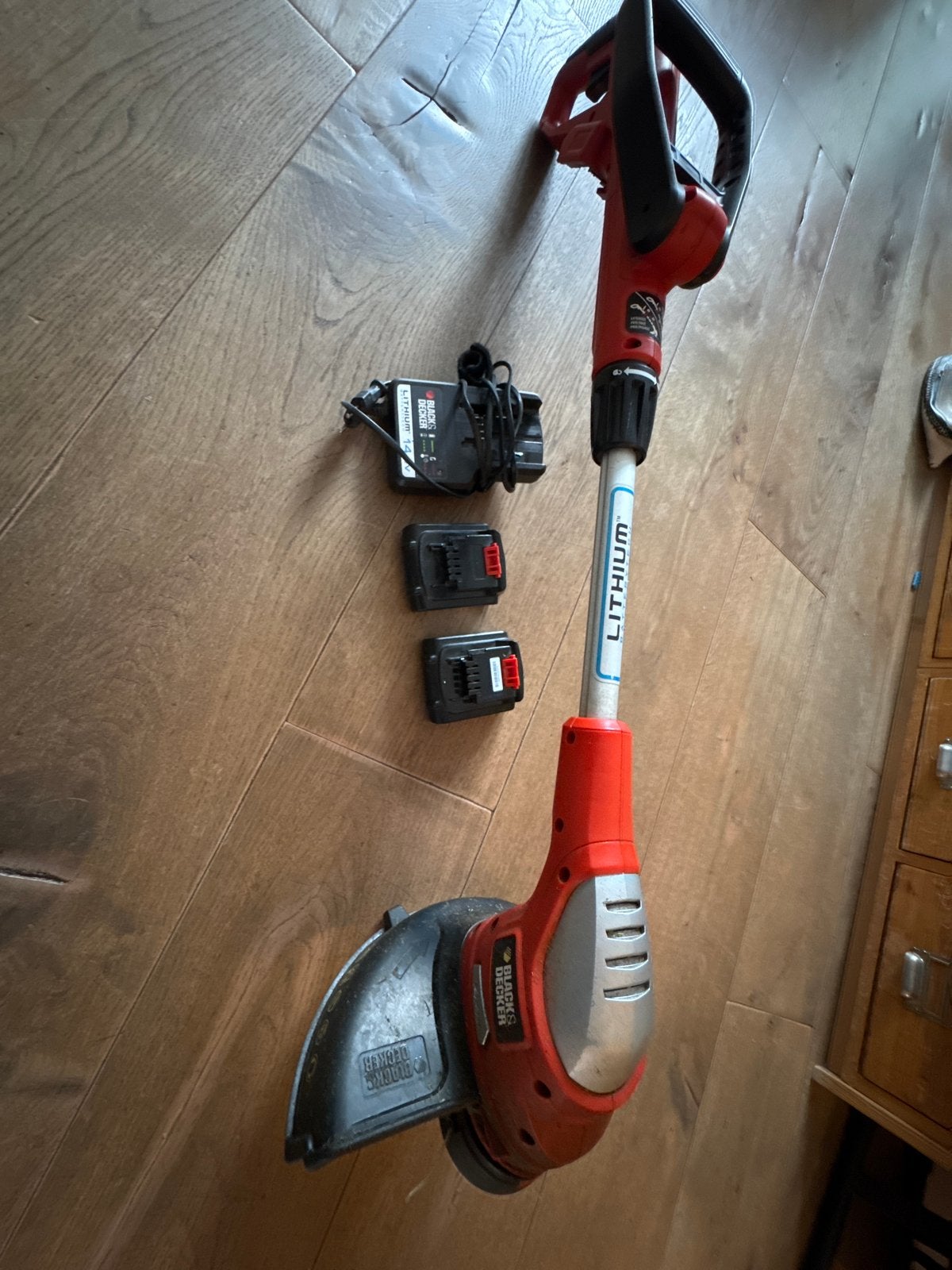 Black & Decker kantenmaaier met 2 accu's en lader, Tuin en Terras, Grastrimmers, Ophalen, Gebruikt, 10 tot 30 cm, Accu