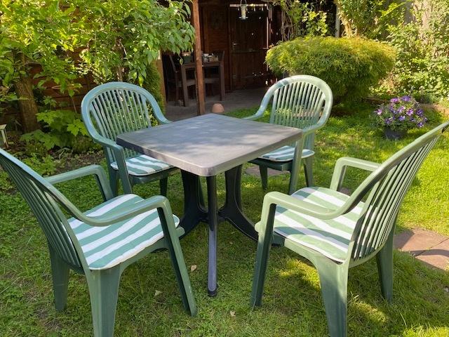 4 tuinstoelen en 2 verstelbare tuinstoelen en tafeltje, Tuin en Terras, Tuinstoelen, Gebruikt, Kunststof, Inklapbaar, Stapelbaar