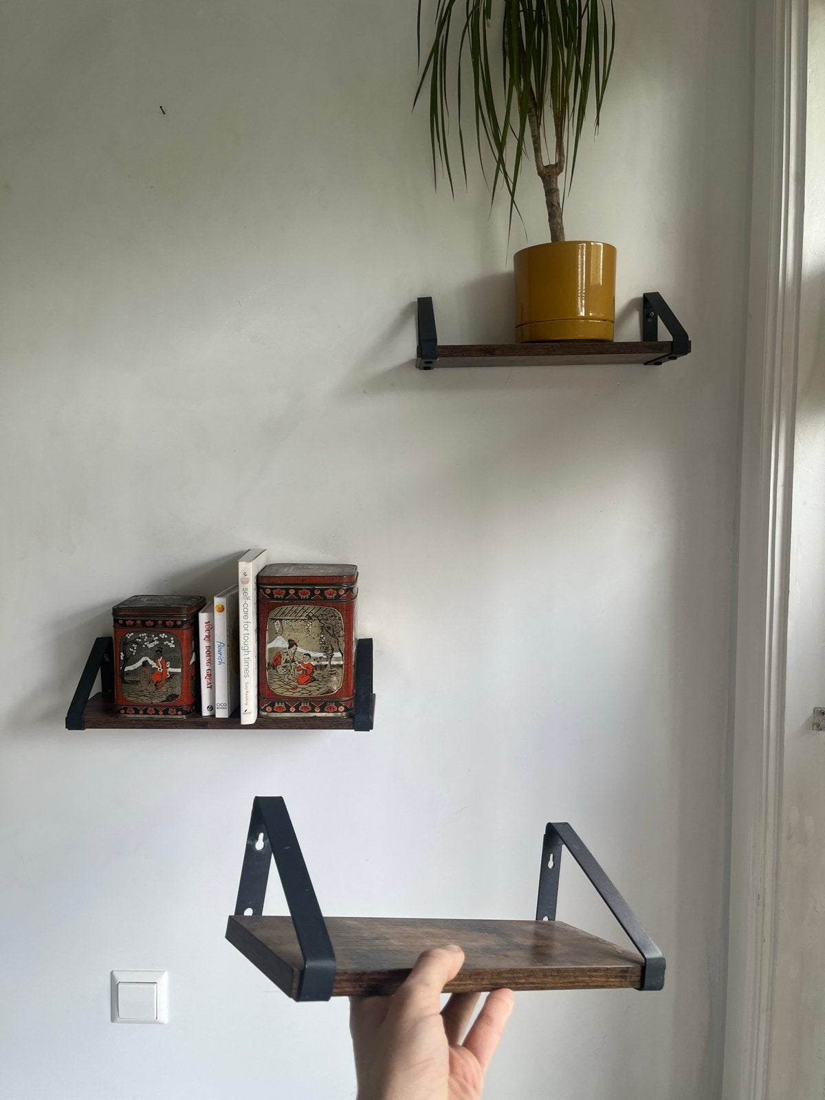 Set van 3 wandplanken, walnootkleur met zwart metaal, Ophalen of Verzenden, Zo goed als nieuw