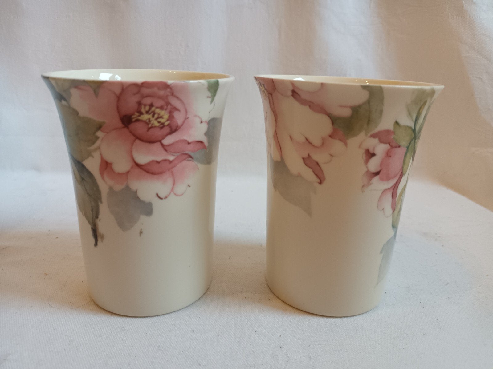 Prachtige bekers,  HADIDA ( Fine Bone China) Made in England, Ophalen of Verzenden, Zo goed als nieuw, Overige stijlen, Kop(pen) en/of Schotel(s)