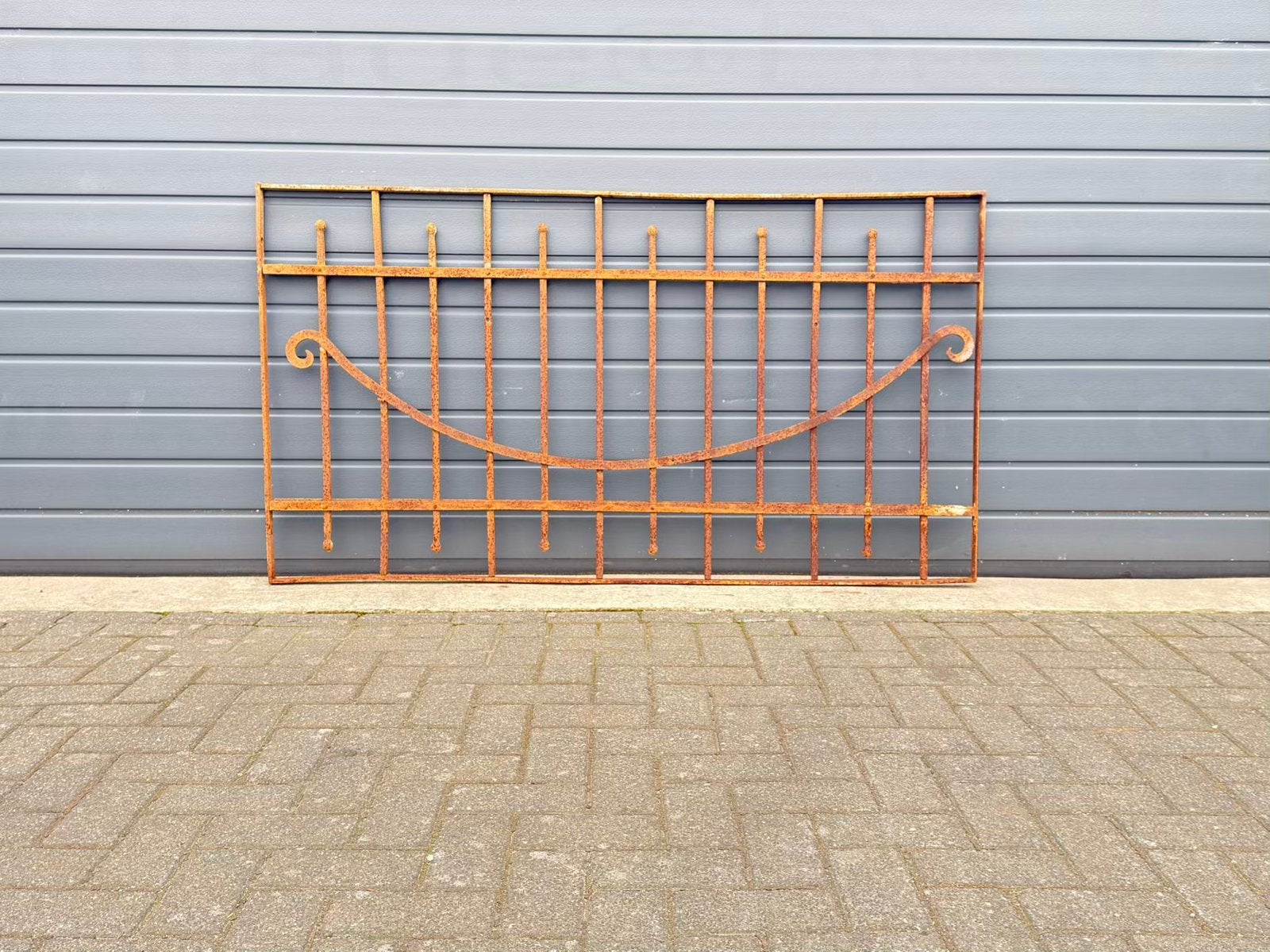 Antiek smeedijzeren hekwerk met sierlijke krul en patina, Ophalen of Verzenden, Gebruikt, Overige materialen, Sierhekwerk