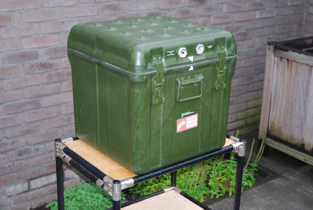 Nette groene leger krat / box / kist  polyester stapelbaar., Verzamelen, Ophalen of Verzenden, Landmacht, Duitsland, Kist of Geocache