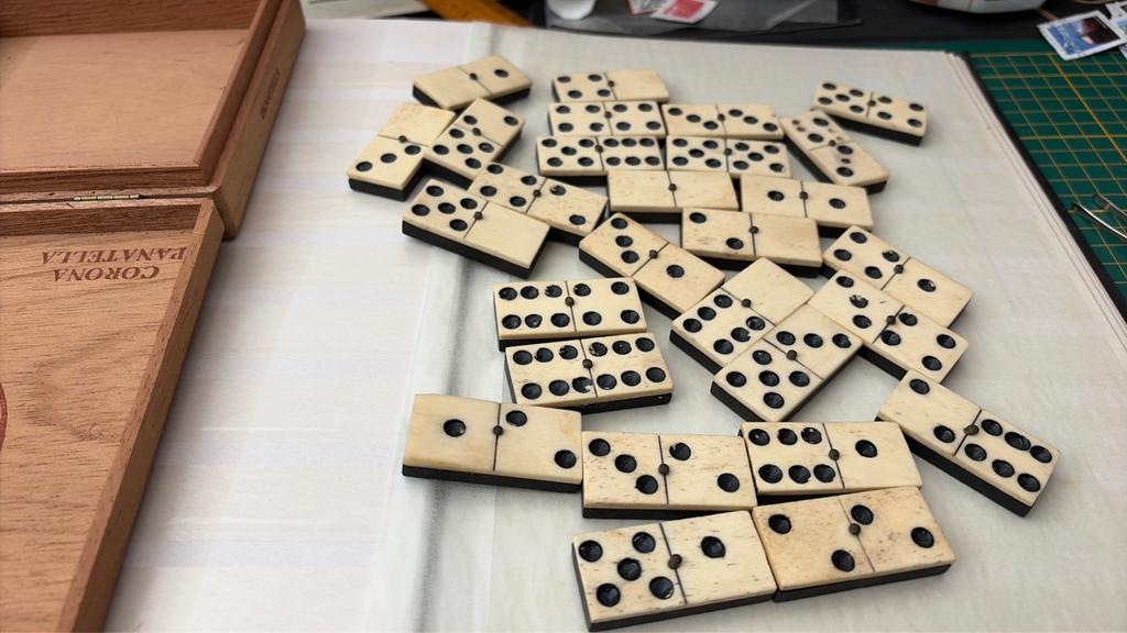 Antieke domino stenen van been en ebbenhoiut, Verzenden