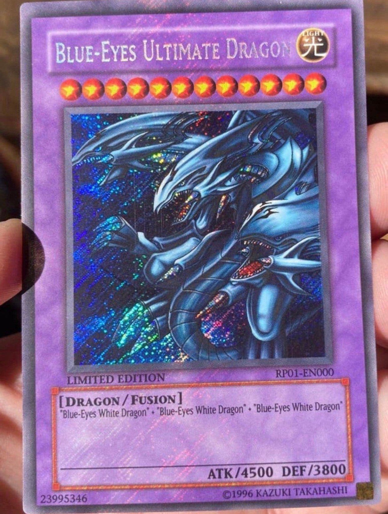 Yu-Gi-Oh! Blue-Eyes Ultimate Dragon RP01 Old Foil Bleed, Hobby en Vrije tijd, Ophalen of Verzenden, Gebruikt, Losse kaart, Foil