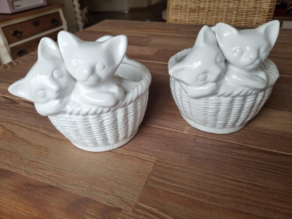 2 Prachtige Vintage Bloempotten  Katten Poezen Model Wit, Tuin en Terras, Bloempotten, Overige materialen, Verzenden, Rond, Zo goed als nieuw