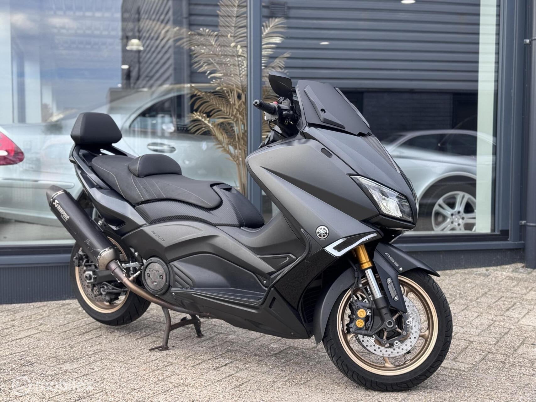 Yamaha 530 TMAX Iron Max ABS - Akrapovic - Mat -, Automaat, ABS, 12 t/m 35 kW, Scooter