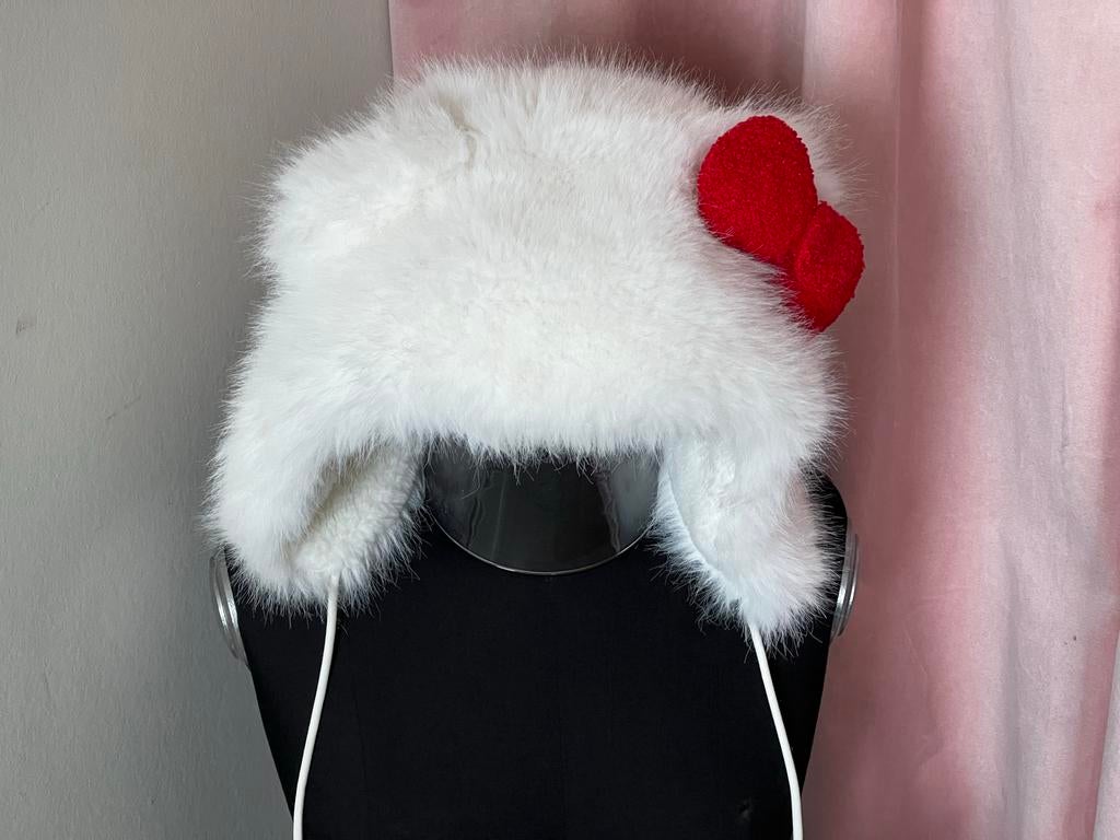 Witte pluizige Hello Kitty muts met rode strik, Ophalen, Zo goed als nieuw, One size fits all, Hoed