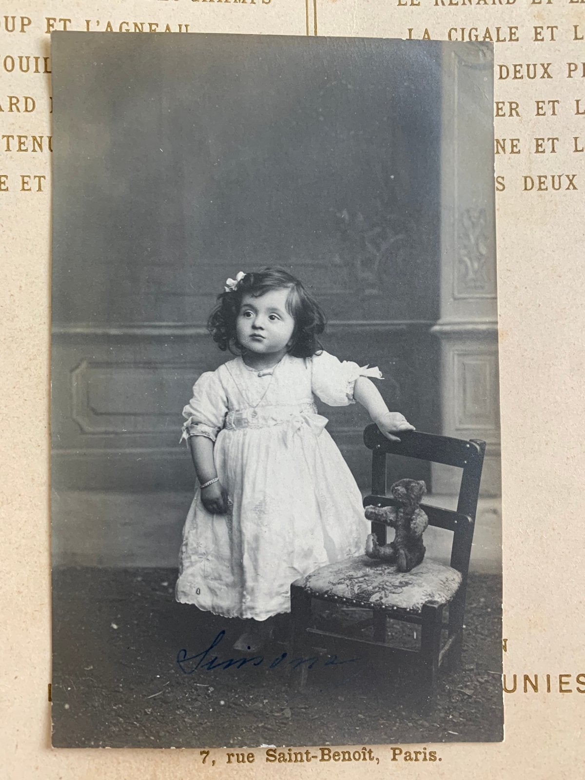 Foto - Simone - meisje met teddybeer (VI), Gebruikt, Foto, Ophalen of Verzenden, Voor 1940