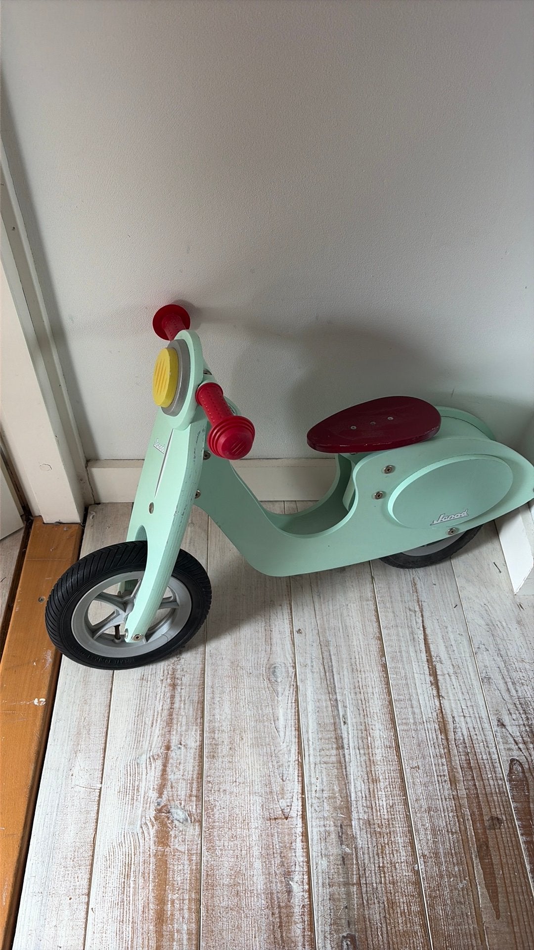 Janod Houten Loopscooter Mintgroen, Ophalen of Verzenden, Zo goed als nieuw, Rij- of Hobbelspeelgoed