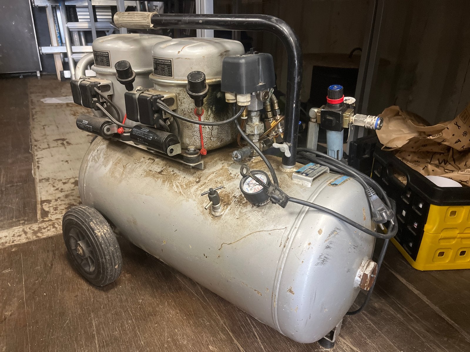 Jun-air compressor met 27 liter tank en 8 bar druk, Ophalen, Gebruikt, 6 tot 10 bar, 25 tot 100 liter