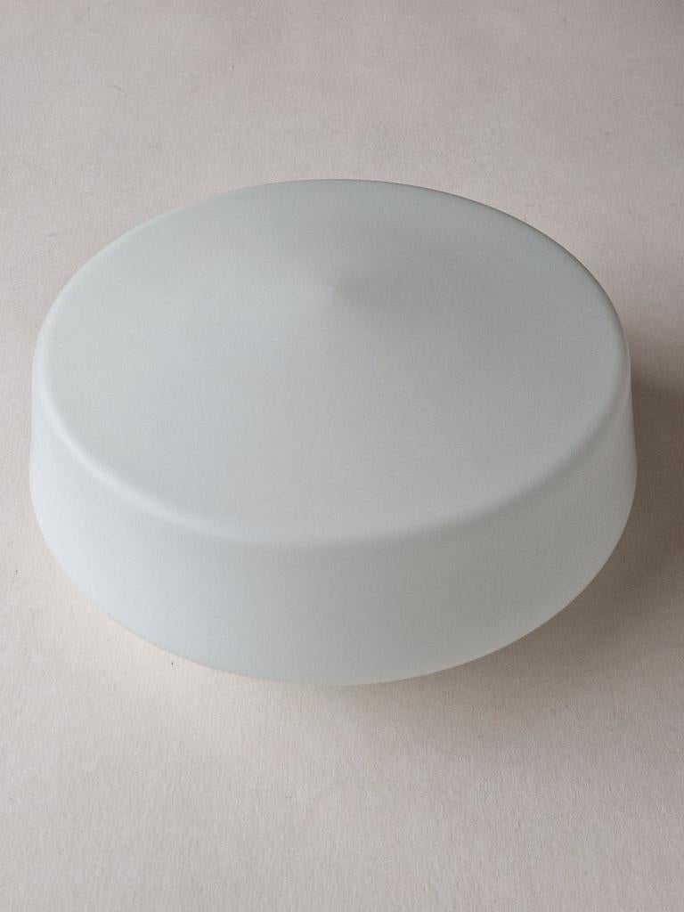 Vintage wit glazen plafondlamp., Ophalen of Verzenden, Zo goed als nieuw, Glas