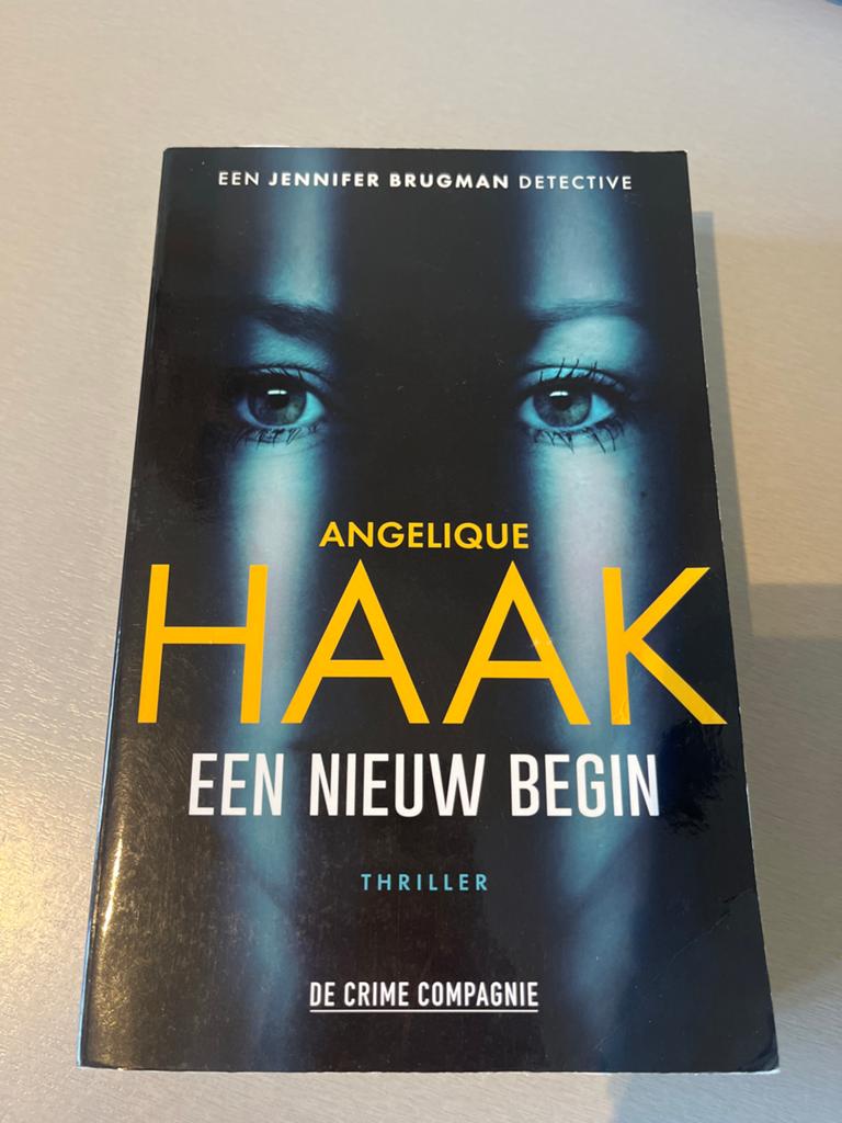 Een nieuw begin - Angelique Haak (Thriller), Ophalen of Verzenden, Zo goed als nieuw