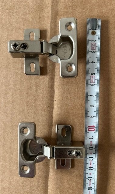 Twee metalen kastdeurscharnieren voor Dethleffs, Ophalen, Nieuw