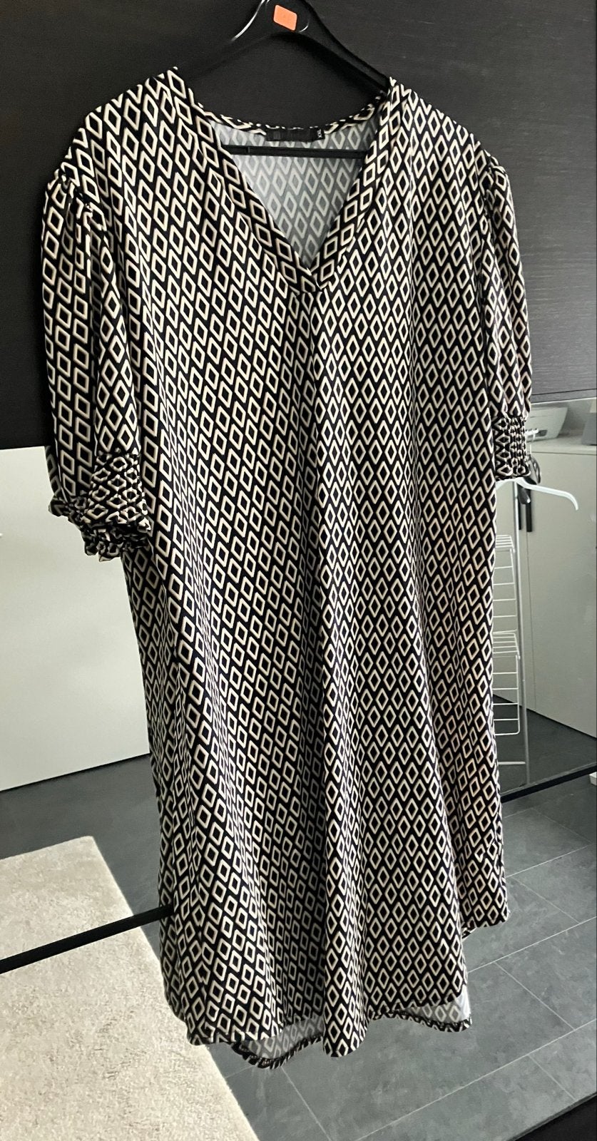 Essentials Jurk met geometrische print - Maat XXL, Kleding | Dames, Jurken, Ophalen, Zwart, Maat 46/48 (XL) of groter, Zo goed als nieuw
