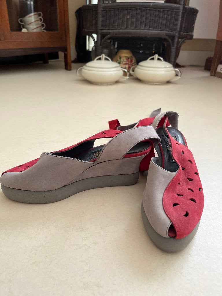 Jan Jansen schoenen grijs en rood suede (zo goed als nieuw), Ophalen, Schoenen met lage hakken, Jan Jansen, Zo goed als nieuw