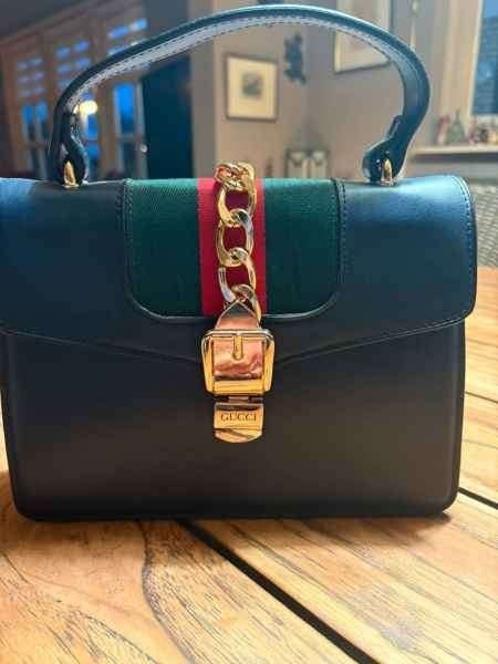 Mooie tas blauw leer met groen rood goud middenstuk 25x18 cm, Ophalen of Verzenden, Zo goed als nieuw, Blauw, Handtas