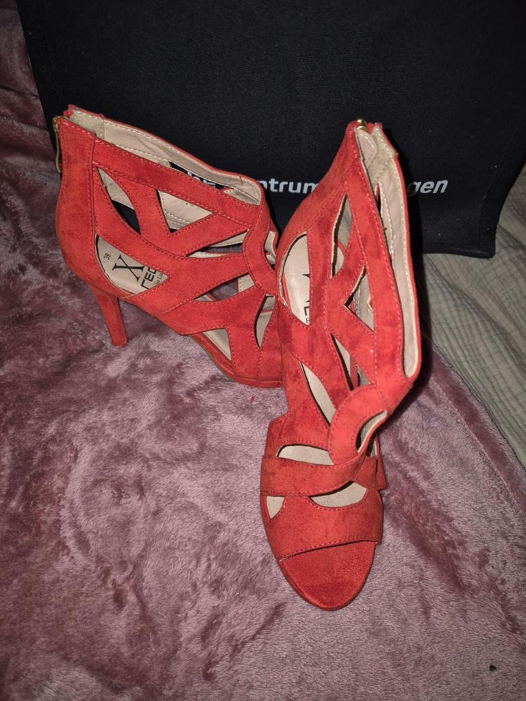 Rode suède hakken met open teen Emilio luca 39 nieuwe, Kleding | Dames, Schoenen, Nieuw, Ophalen of Verzenden, Emilio luca, Schoenen met hoge hakken