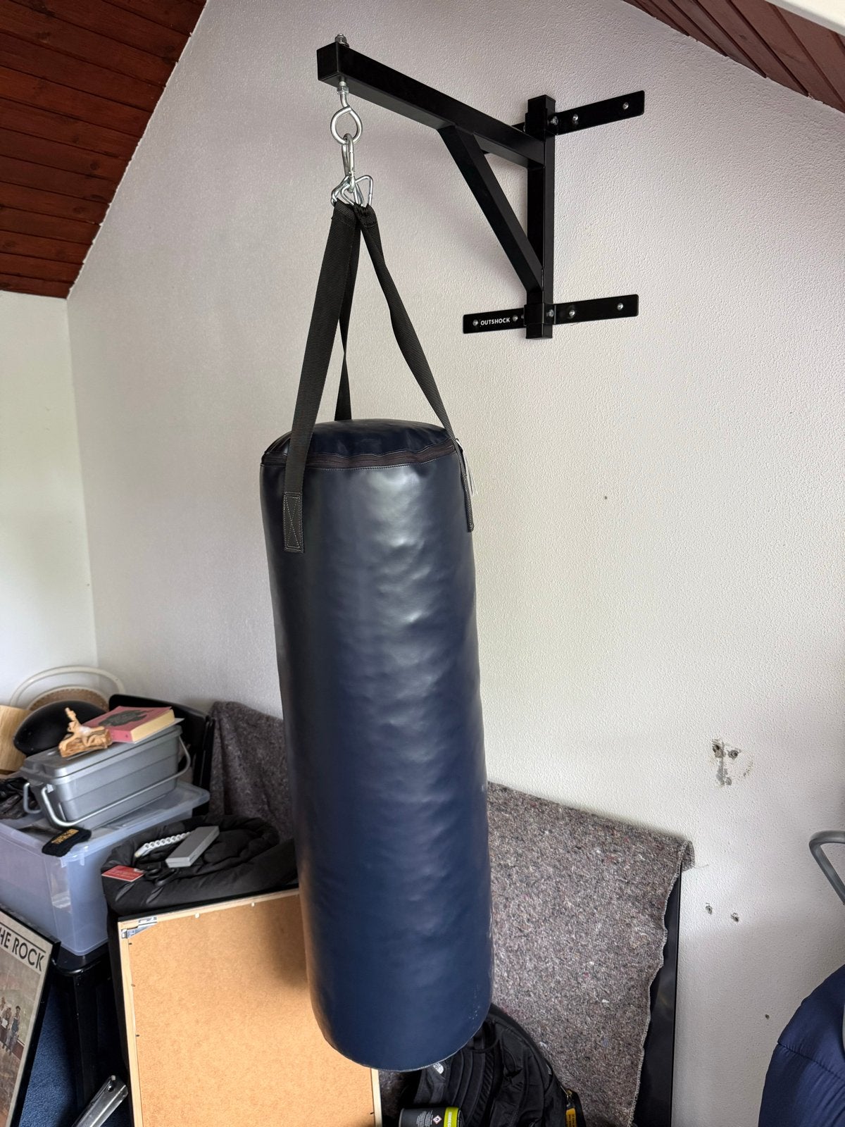 Bokszak met muurbeugel - Outshock 20 kg, Sport en Fitness, Ophalen, Zo goed als nieuw, Overige, Vechtsportmateriaal