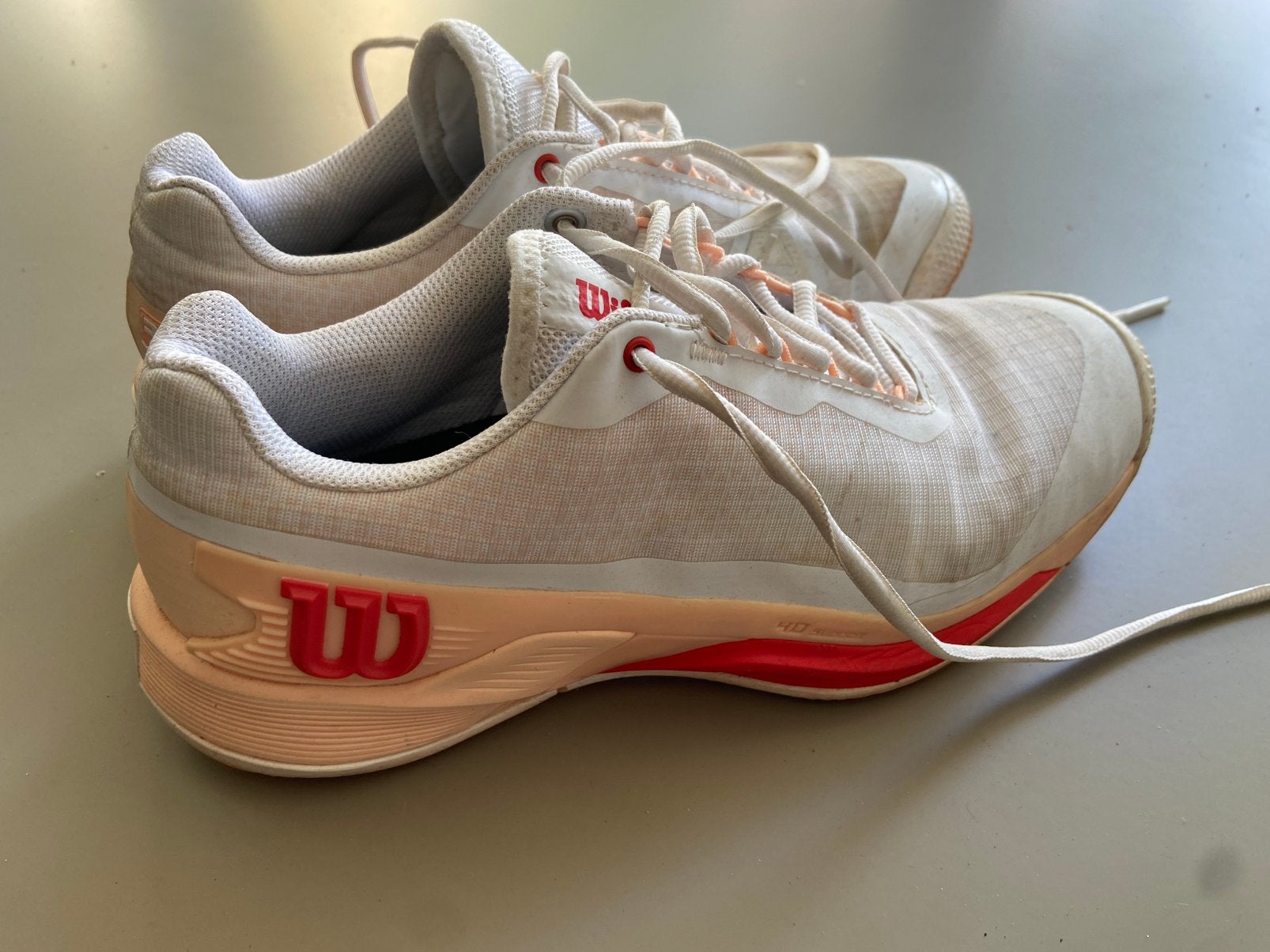 Gratis tennisschoenen dames maat 39,5 Van Wilson, Sport en Fitness, Ophalen, L00, Schoenen, Zo goed als nieuw