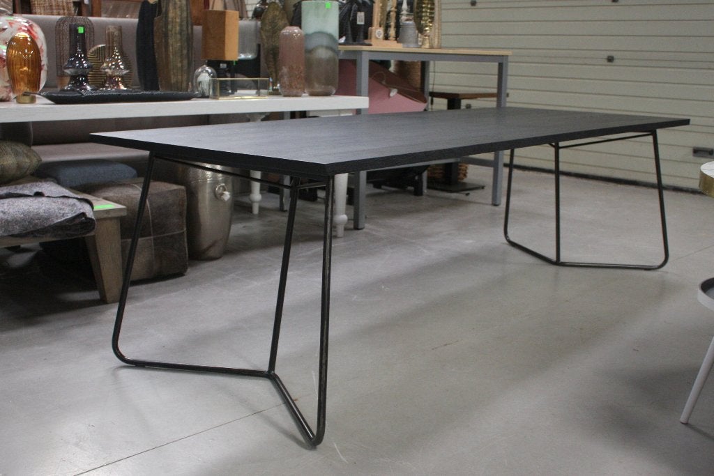 Grote zwarte eettafel CHARLES Jess design metaal & eikenhout