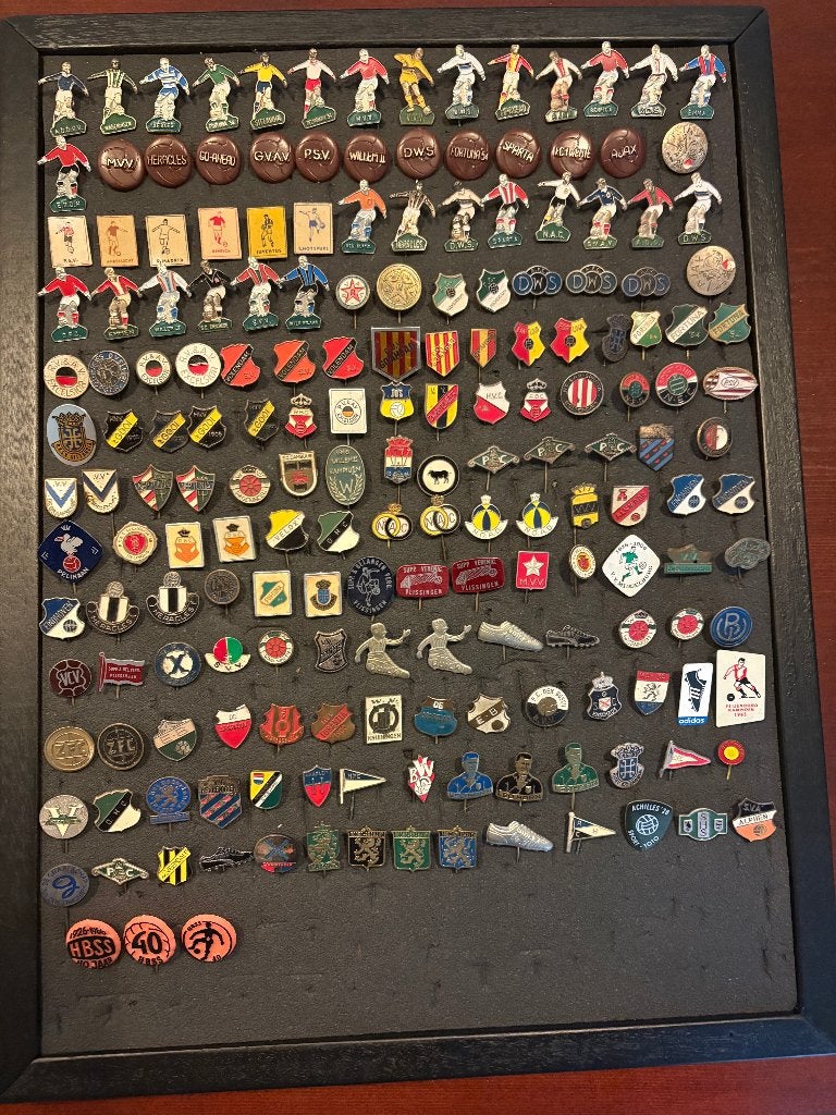 voetbalspelden ook los te koop, Ophalen of Verzenden, Gebruikt, Sport, Speldje of Pin