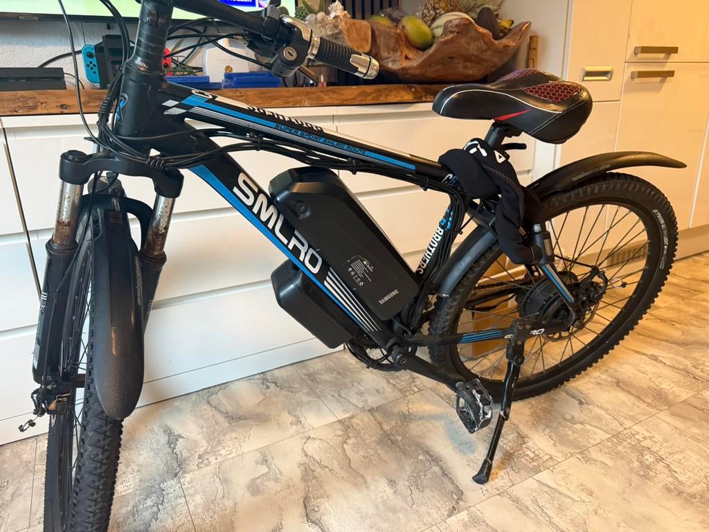 SMLRO M6 - E- Bike - Elektrische Mountain Bike - 26-35 km/H, Fietsen en Brommers, Elektrische fietsen, Ophalen of Verzenden, Zo goed als nieuw