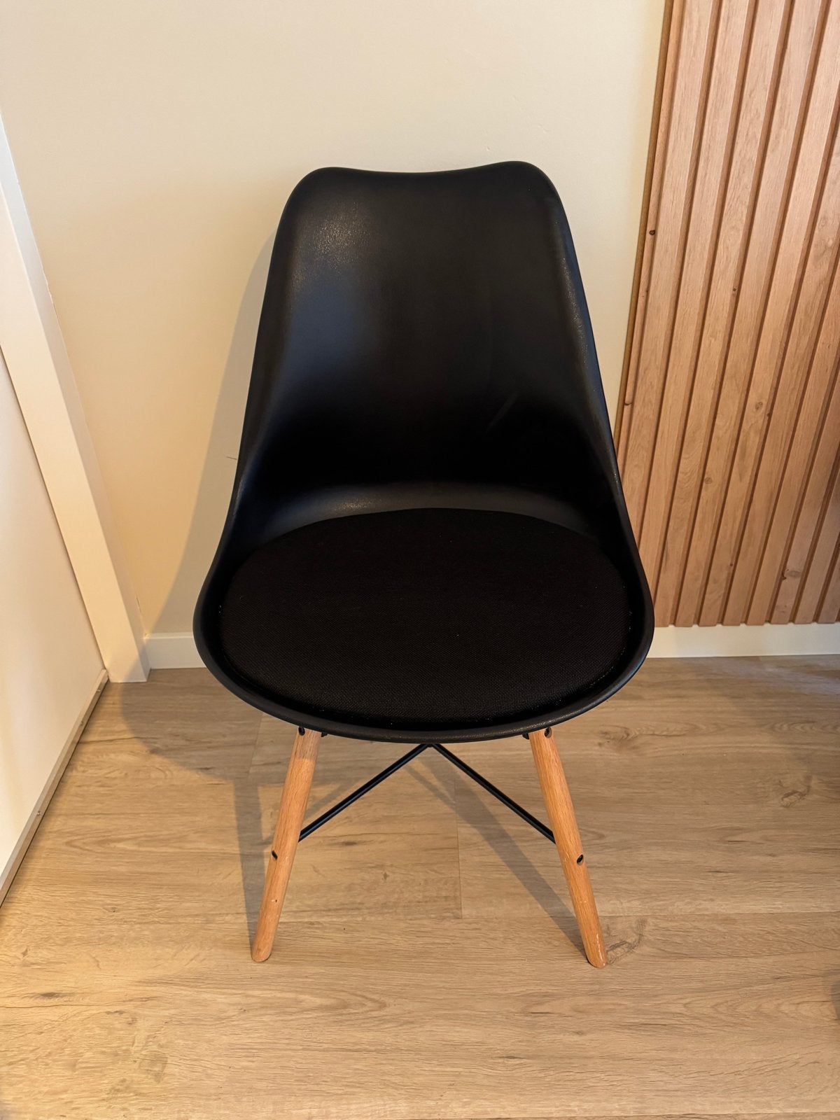 Zwarte eetkamerstoel met houten poten en stoffen zitting, Ophalen, Zwart, Zo goed als nieuw, Eén