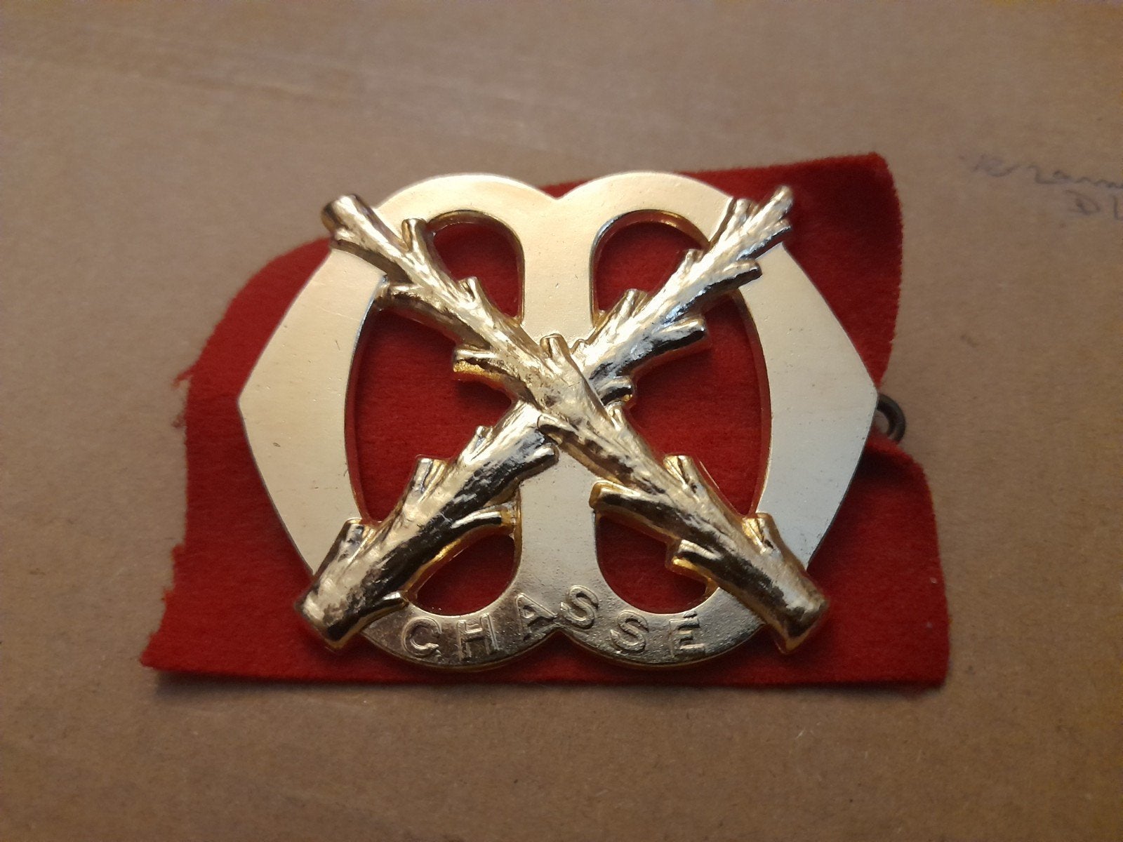 Oud baretembleem CHASSEE Splitpen model, Verzamelen, Militaria | Algemeen, Ophalen of Verzenden, Landmacht, Nederland, Embleem of Badge