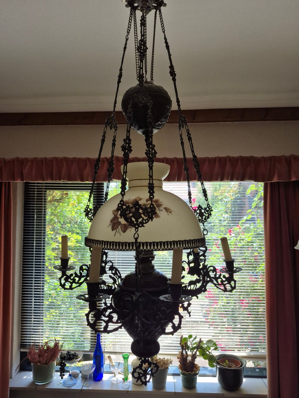 Antieke hanglamp met olielamp en kandelaars, Ophalen