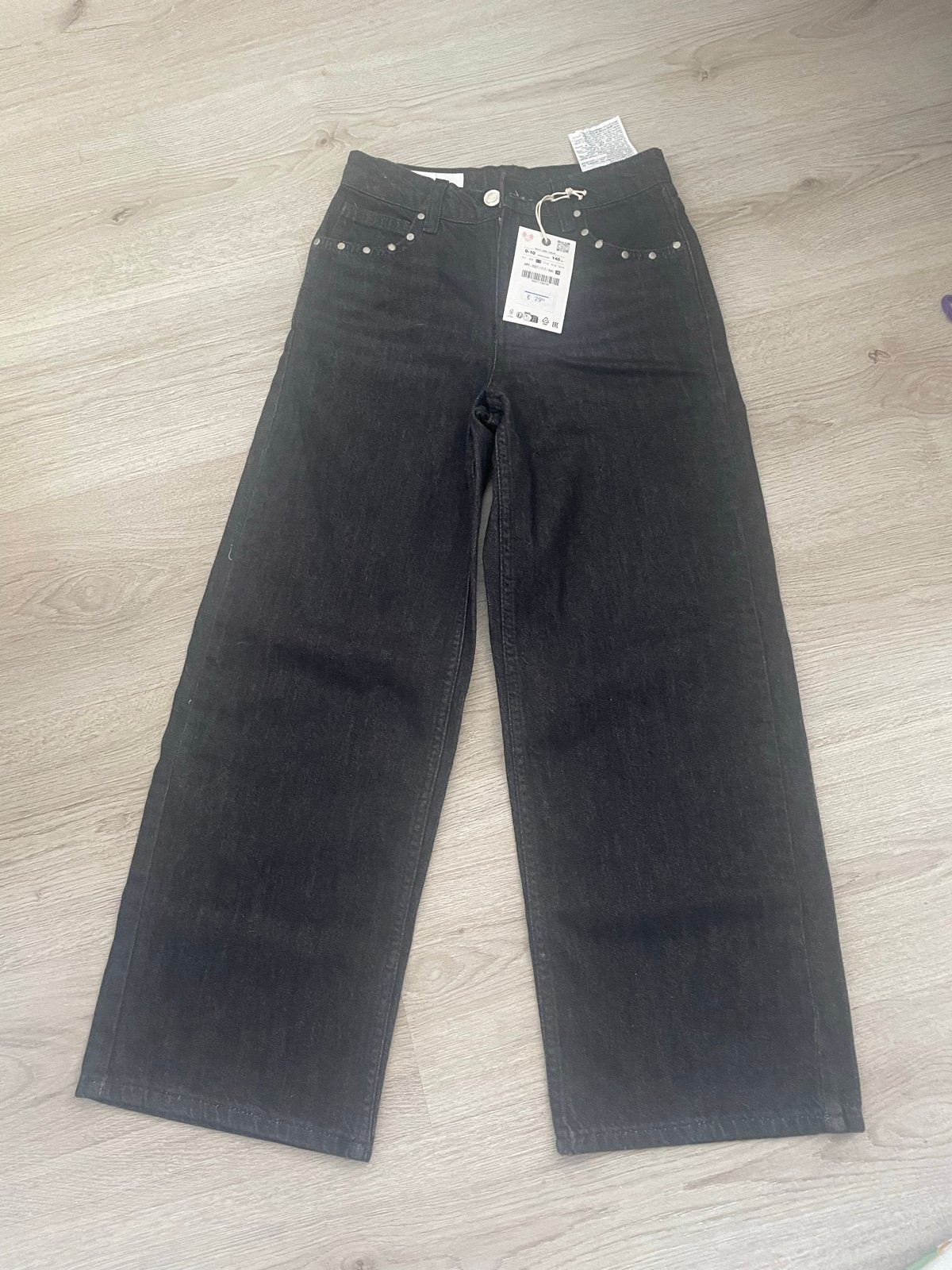 Nieuwe Zara zwarte wide leg jeans met roze sterren, maat 140, Ophalen of Verzenden, Nieuw, Meisje, Broek
