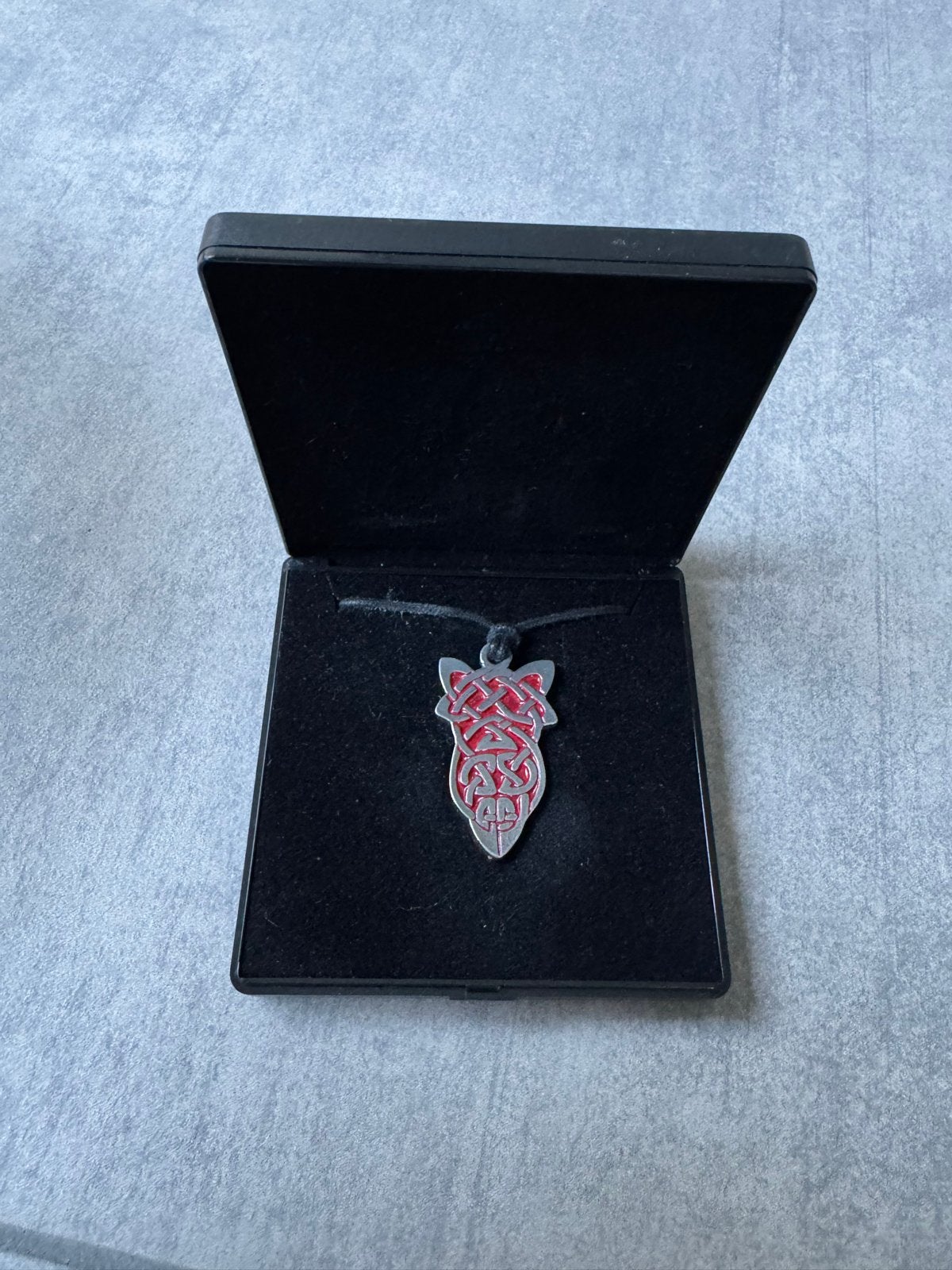 Rood ingekleurde tinnen Keltische hanger - 4 cm, Overige materialen, Ophalen of Verzenden, Zo goed als nieuw, Kruis of Symbool
