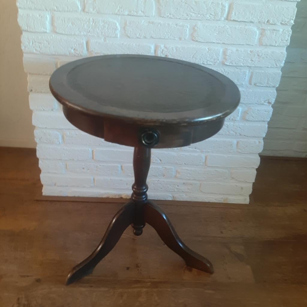 Oud wijntafeltje met laatje, Ophalen
