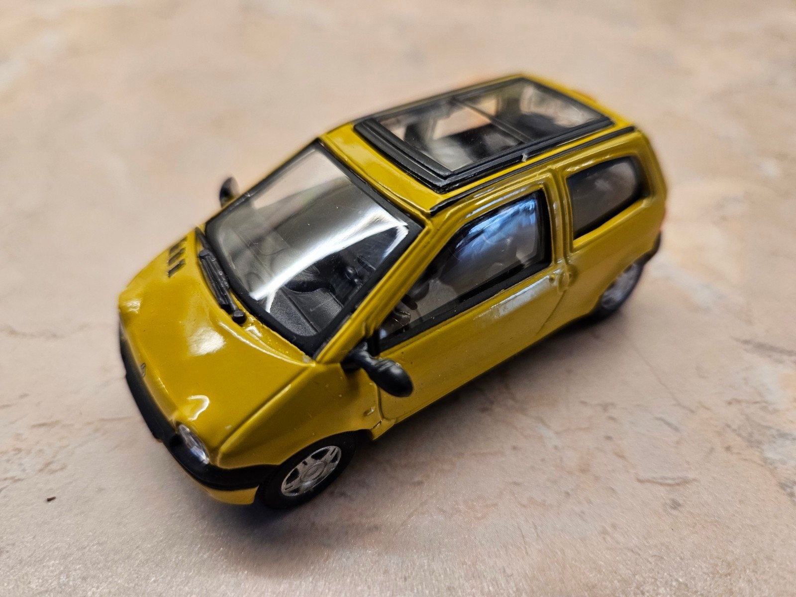 Renault Twingo Geel 1:43, Ophalen of Verzenden, Zo goed als nieuw, Auto, Overige merken