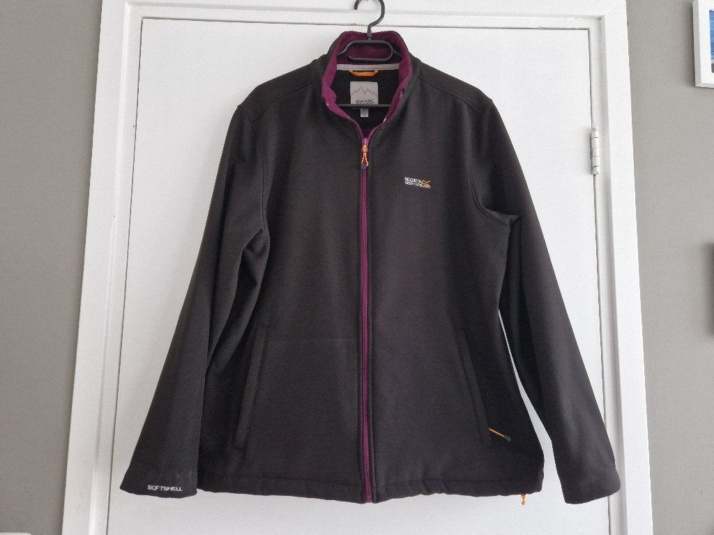 Een mooie softshell damesjas van regatta maat 46, Regatta, Zwart, Maat 46/48 (XL) of groter, Ophalen of Verzenden
