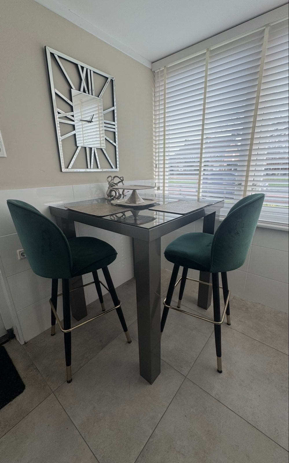 Moderne bartafel met 2 fluwelen barkrukken, Twee, Overige kleuren, Ophalen of Verzenden, Zo goed als nieuw