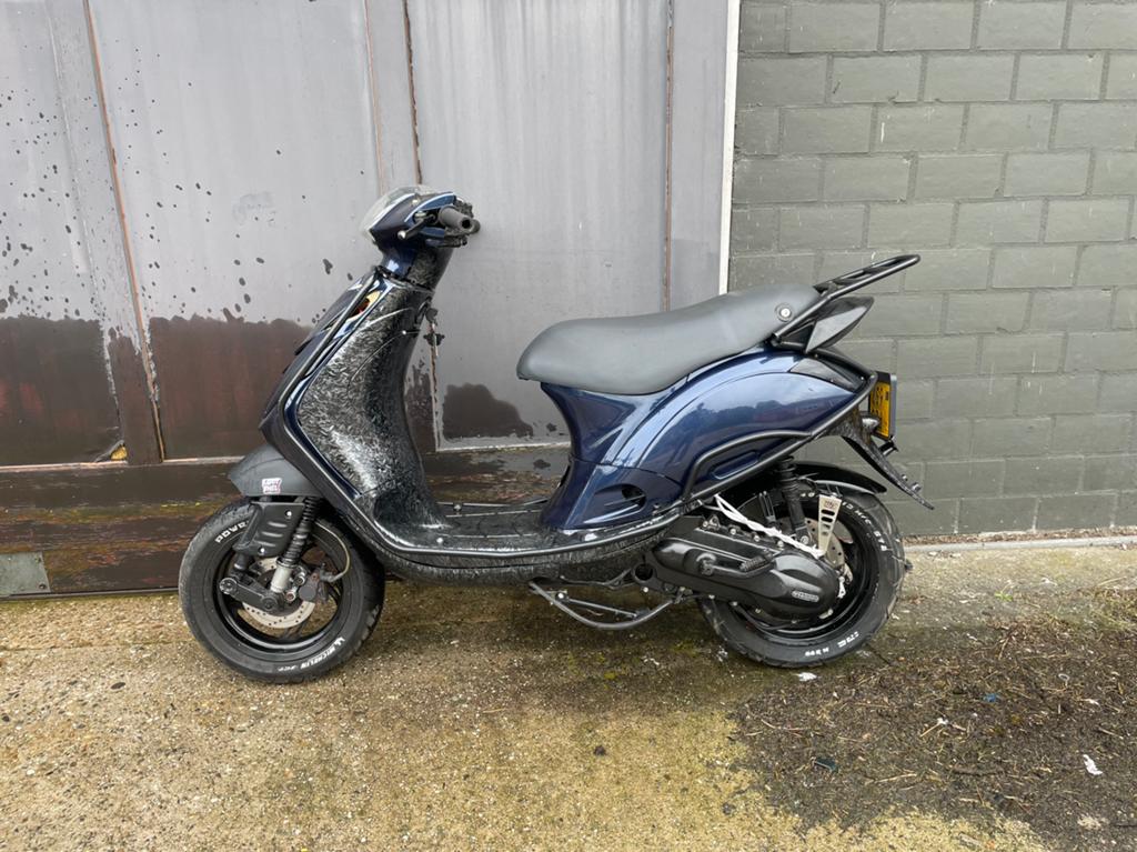 Zip 180cc dubbeldisc, brom, Fietsen en Brommers, Scooters | Piaggio, Ophalen, Zo goed als nieuw, Benzine, Zip