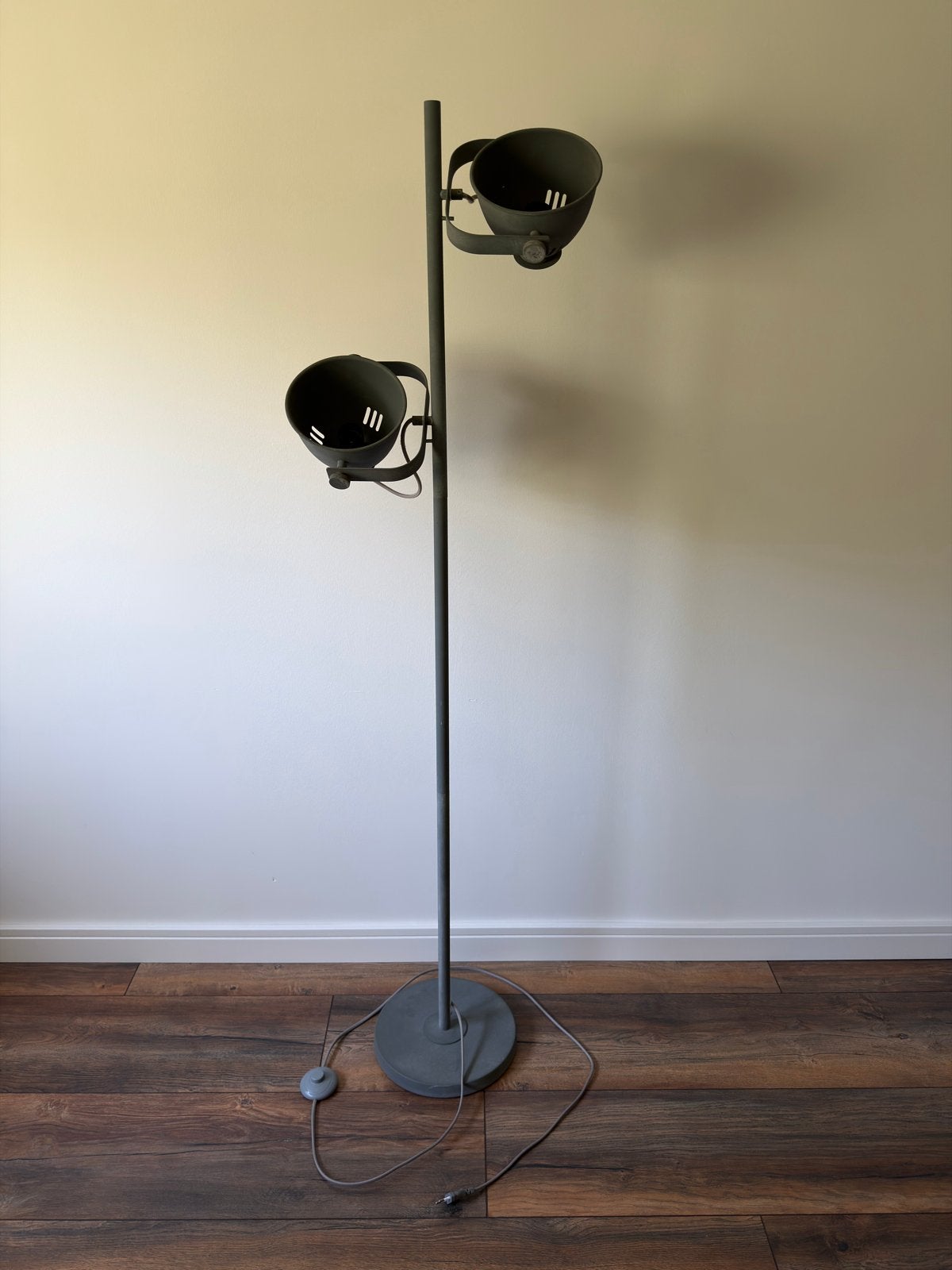Moderne vloerlamp met twee verstelbare spots, Ophalen, Gebruikt, E27 (groot), Metaal