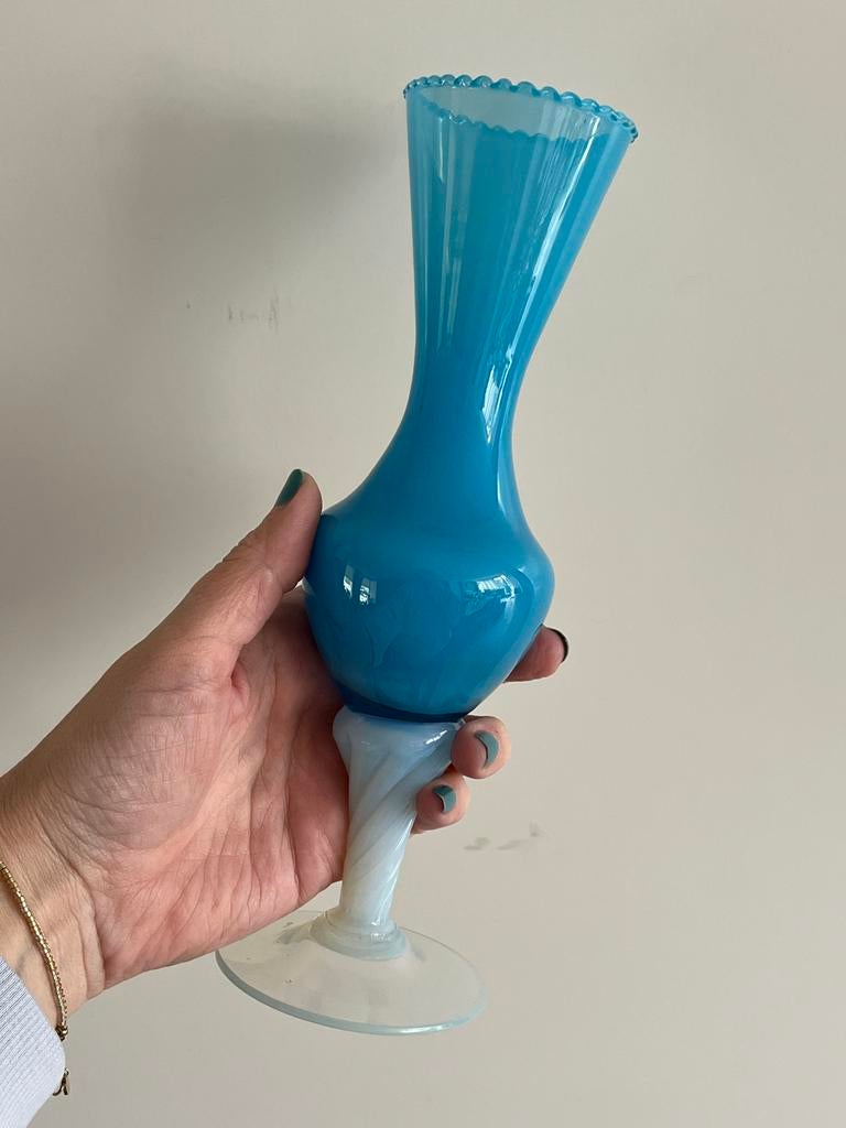 Vintage Opaline glazen vaas, blauw met witte voet, 24,5cm, Antiek en Kunst, Ophalen of Verzenden